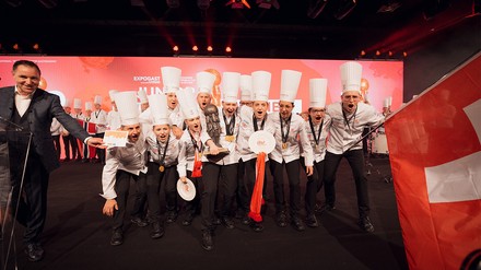 Die Schweizer Junioren feiern ausgelassen bei der Siegerehrung.