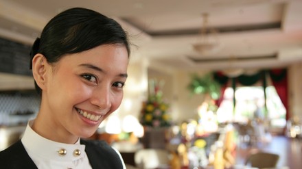 Eine Gastgeberin in einem Restaurant