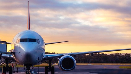 Ein Flugzeug auf einer landebahn