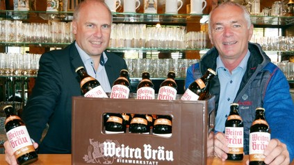 Verkaufsleiter Robert Kamleitner (l.) und Marketingleiter Rudolf Damberger mit dem neu verpackten "Weitra - Das Helle".