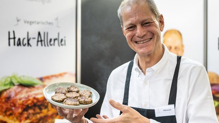 Albrecht von Schultzendorff präsentierte auf der FOOD & LIFE vegetarisches Hackfleisch.