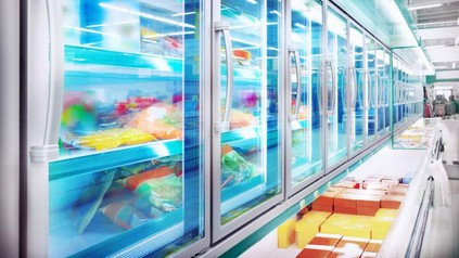 Eine Reihe Tiefkühlschränke in einem Supermarkt