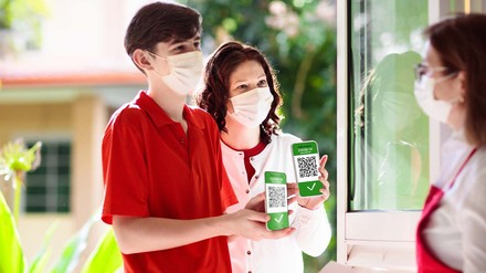 Mutter und Sohn zeigen im Restaurant ihren Impfnachweis