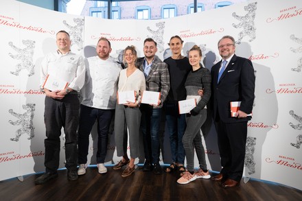 Vorstellung der Berliner Meisterköche 2019 (v. l. n. r.): Florian Domberger (Berliner Kiezmeister 2019), Björn Swanson (Berliner Meisterkoch 2019), Lill Sommer, in Vertretung für Sophia Rudolf (Aufsteigerin des Jahres 2019), Mathias Brandweiner (Berliner Gastgeber 2019), David Johannes Suchy und Jasmin Martin (Berliner Szenerestaurant 2019), Bernhard Moser, (Gastronomischer Innovator 2019)