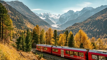 Rhätische Bahn bei der Montebello Kurve mit Morteratschgletscher und Piz Bernina im Herbst.