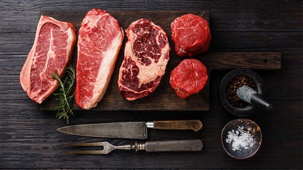 Unterschiedliche rohe Fleischstücke ansprechend auf einer platte präsentiert