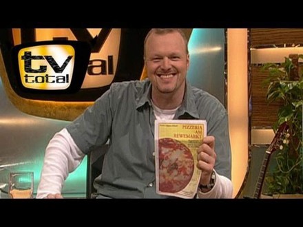 Stefan Raab hält Artikel in der Hand