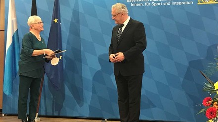 Monika Schmidt bei der Übergabe des Bundesverdienstkreuzes