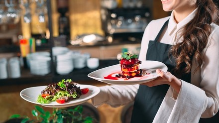 Eine Kellnerin im Restaurant