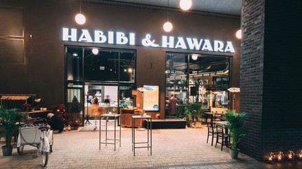 Eingang eines Habibi & Hawara-Lokals.