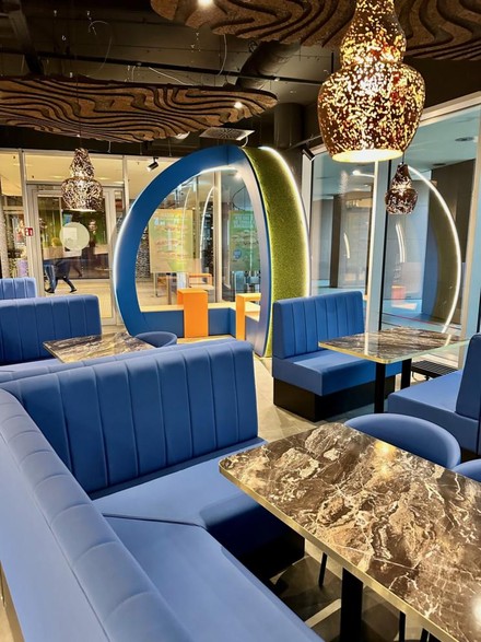 Lounge-Bereich im neuen NIC Veg Burger Restaurants in Karlsruhe