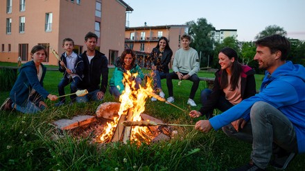 Lagerfeuer an einem Jufa Hotel