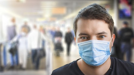 Ein Tourist mit Mundschutz