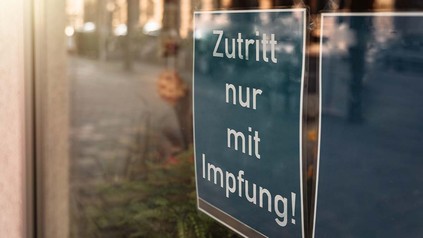 Schild: "Zutritt nur mit Impfung!"