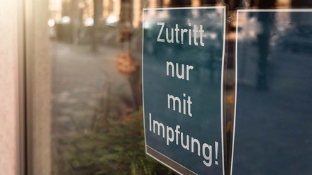 Schild: „Zutritt nur mit Impfung!“