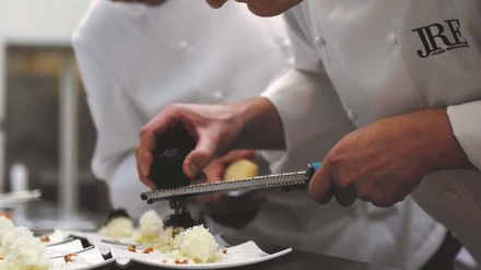 Koch richtet einen Teller an