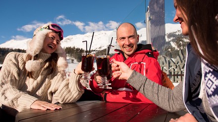 Skifahrer beim Apres-Ski