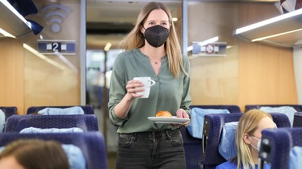 Noch mehr Nachhaltigkeit in der Bordgastronomie der Deutschen Bahn: Geschirr aus Porzelan als Alternative zu Einwegprodukten. (Foto: © Deutsche Bahn AG/Oliver Lang)
Die Mehrwegvariante ist kostenfrei, pfandunabhängig und bei allen gastronomischen Bestellungen auf Wunsch im Bordbistro erhältlich. Im Bordrestaurant und beim Service am Platz in der 1. Klasse werden Speisen und Getränke schon immer in Mehrweggeschirr serviert.