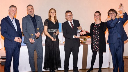 Beim 11. Certified Star-Award wurden die bundesweit besten und beliebtesten Hotels ausgezeichnet (v. l.): Till Runte (Geschäftsführer Certified), Sven Näser (Direktor Dorint Parkhotel Frankfurt/Bad Vilbel), Inge Ederer-Posch (stellvertretende Geschäftsleiterin von Kloster Seeon), Achim Hunzinger (Direktor Best Western Premier Hotel Villa Stokkum), Nina Dorothee Nutbohm (Hotel- und Projektbetreuung Certified), Hannes Alexander Gerung-Schaden (Direktor René Bohn Hotel) (Foto: © Certified/Fotostudio Roland Grün)
Certified Star-Award