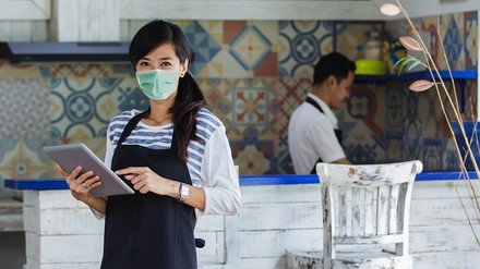 Eine Kellnerin im Restaurant