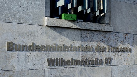 Die Umsatzsteuer-Neuregelung für Nicht-EU-Reiseveranstalter tritt nicht wie geplant in Kraft. (Foto: © picture alliance ZB/Sascha Steinach)
Außenansicht des Bundesministeriums der Finanzen.