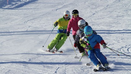 4 Skifahrer am Dachstein