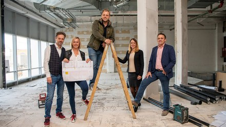 Klaus und Marianne Simon, Lukas Tauber, Heidelinde Zinser und Wayan Oliver Bach. (Foto: © Robin Consult Paller)
Klaus und Marianne Simon, Lukas Tauber, Heidelinde Zinser und Wayan Oliver Bach.