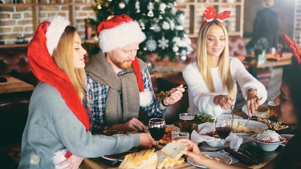 Das Weihnachtsgeschäft sollte gut durchdacht und geplant sein, um noch mehr Umsätze erzielen zu können. (Foto: © chika_milan/stock.adobe.com)
Weihnachten im Restaurant