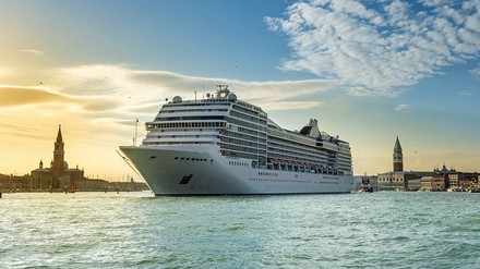 Ein Kreuzfhartschiff