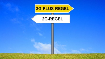 Wegweiser: Links geht es zur 2G-Regel, rechts zur 2Gplus-Regel