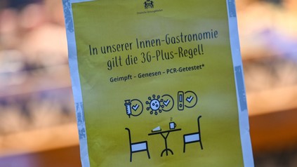Plakat mit der Aufschrift "In unserer Innen-Gastronomie gilt die 3G-Plus-Regel! geimpft - genesen - PCR-getestet".