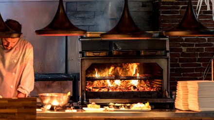 Energieeffizientere Geräte anschaffen, Fenster und Türen verdichten, Bewegungsmelder installieren und die Heizung modernisieren – damit versuchen Gastronomen und Hoteliers Energie zu sparen. (Foto: © bogonet/stock.adobe.com)
Ofen in einem Restaurant