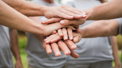 Menschen stapeln Hände übereinander