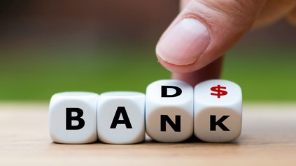 Würfel bilden das Wort "Bad Bank"