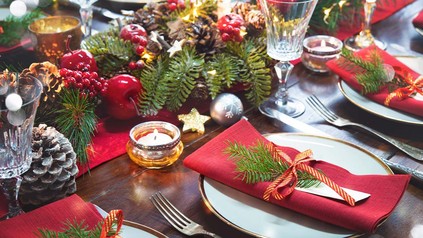Tisch, feierlich für eine Weihnachtsfeier eingedeckt