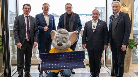 Kippenheimer Bürgermeister Matthias Gutbrod, Landrat des Ortenaukreises Frank Scherer, Europa-Park Inhaber Roland Mack, Vorstandsvorsitzender Mosolf Group Dr. Jörg Mosolf, Europa-Park Inhaber Jürgen Mack (Foto: © Europa-Park)
Matthias Gutbrod, Frank Scherer, Roland Mack, Dr. Jörg Mosolf und Jürgen Mack