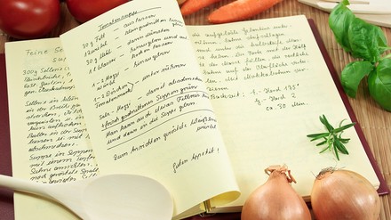 Beim Deutschen Kochbuchpreis wurden auch JRE-Mitglieder ausgezeichnet. ((Foto: © Dalmatin.o/stock.adobe.com)
Ein aufgeschlagenes Kochbuch.
