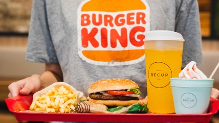 Ab dem 1. Januar 2023 können Burger-King-Kunden ihre Getränke auch im Mehrwegbecher bestellen. (Foto: © RECUP GmbH/Burger King)
Eine Bestellung bei Burger King auf einem Tablett.