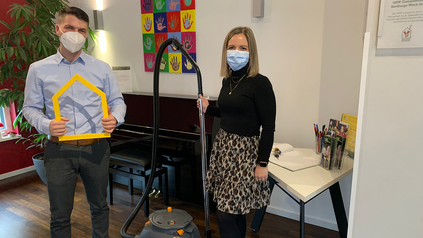 Dominik Kowatsch, Junior Account Manager Diversey und Sabrina Berens, Assistentin Ronald McDonald Haus Main.