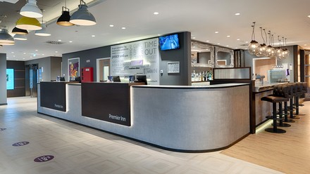 Die Rezeption im Hotel Premier Inn Berlin City Wilmersdorf.