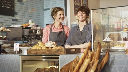 2 Frauen hinter einer Bäcker-Theke