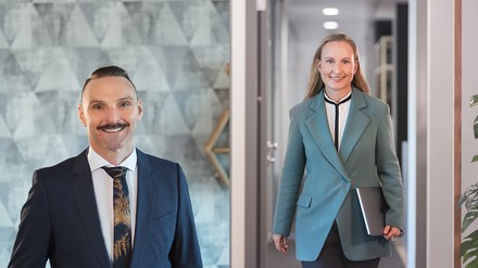 Jörg Berthold, VP HR bei Novum Hospitality (links), und Oksana Näser, VP IT bei Novum Hospitality (rechts) (Foto: © NOVUM Hospitality)
Jörg Berthold und Oksana Näser