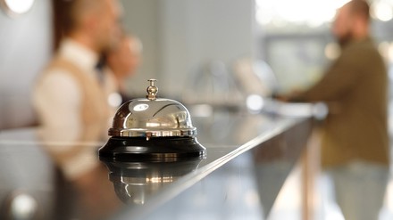 Eine Rezeption in einem Hotel