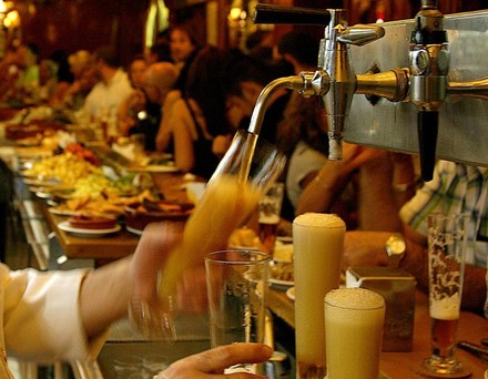 Wirt zapft Bier