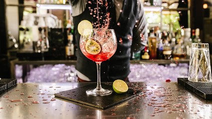 Ein Barkeeper mixt einen Cocktail