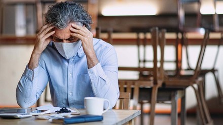 Seit der Einführung der Zertifikatspflicht erleiden Schweizer Gastronomen Umsatzeinbußen von 30 Prozent. (Foto: © Halfpoint – stock.adobe.com)
Verzweifelter Gastronom