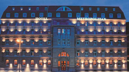 Außenansicht des Metropolitan Hotel in Frankfurt am Main bei Nacht