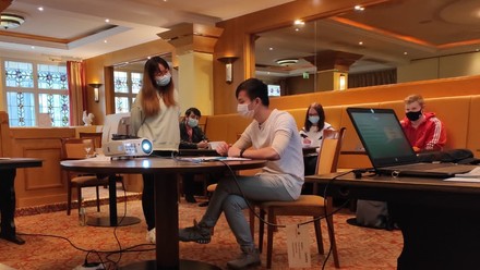 Zwei „Fit in die Lehre“ Teilnehmende üben das Arbeiten am Gast