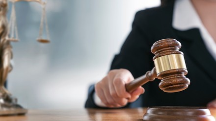 Richterin fällt ein Urteil.