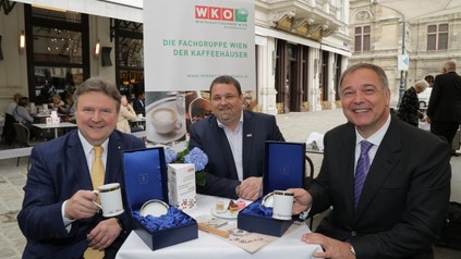 Wolfgang Binder, Michael Ludwig und WKW-Präsident Ruck bei der Übergabe der Ehrenkaffeetasse der Wiener Kaffeehäuser